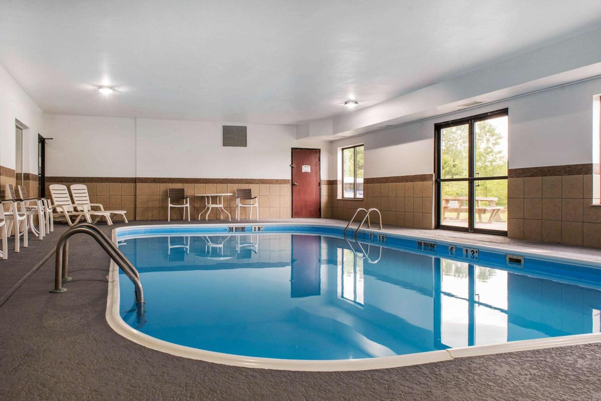 Quality Inn & Suites Anderson I-69 Buitenkant foto